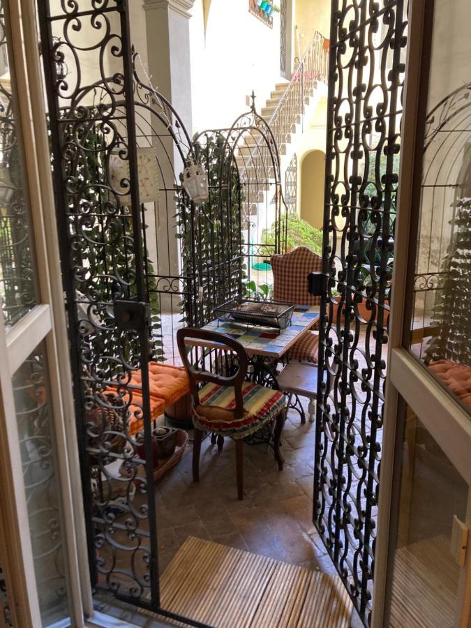 Hand Decorated House With Court Φλωρεντία Εξωτερικό φωτογραφία